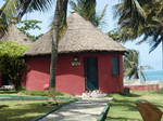 ビーチのそばに建つガーナ民家風コッテージ.jpg